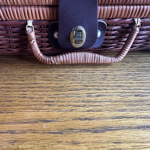 Vintage Wicker Woven Picnic Basket with Leather Strap - Picture 7 of 7
